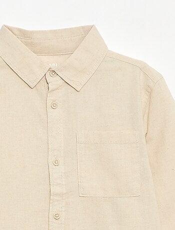 Camisa com bolso e mangas arregaçáveis