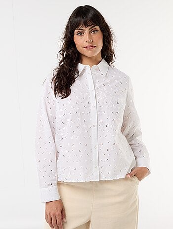 Camisa com bordado inglês e detalhes ondulados