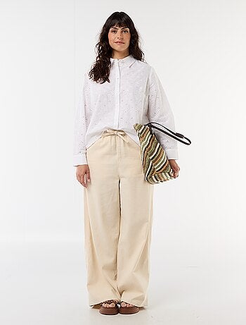 Camisa com bordado inglês e detalhes ondulados