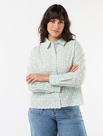 Camisa com bordado inglês e detalhes ondulados