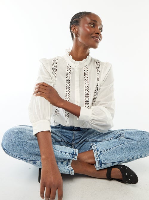 Camisa com bordado inglês e folhos na gola - Kiabi