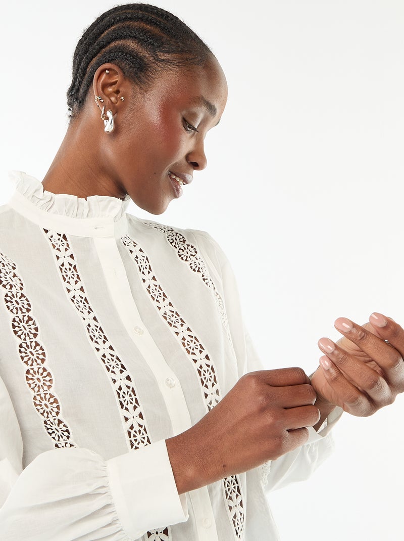 Camisa com bordado inglês e folhos na gola Branco - Kiabi
