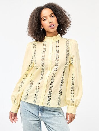 Camisa com bordado inglês e folhos na gola