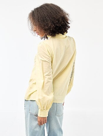 Camisa com bordado inglês e folhos na gola