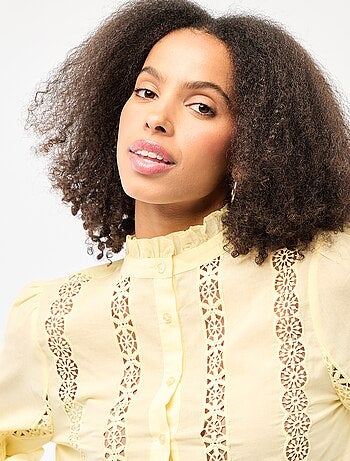 Camisa com bordado inglês e folhos na gola