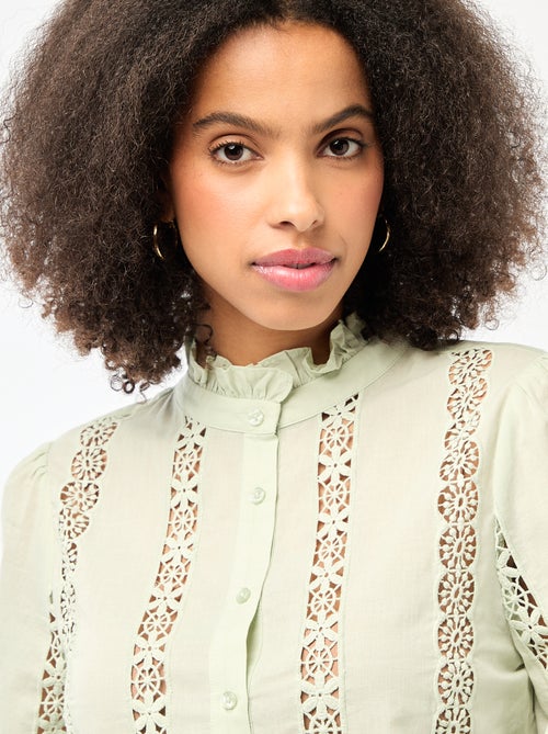 Camisa com bordados ingleses e folhos na gola - Kiabi