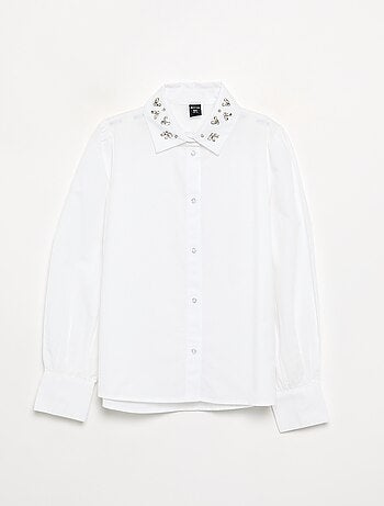 Camisa com falsas joias no colarinho
