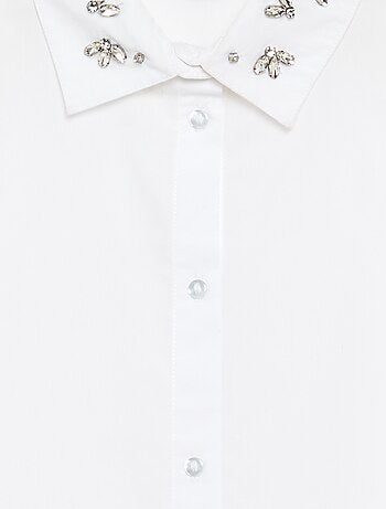 Camisa com falsas joias no colarinho