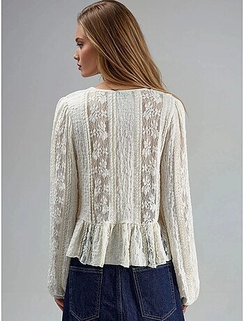 Camisa com folhos em renda, decote em v e laço busem