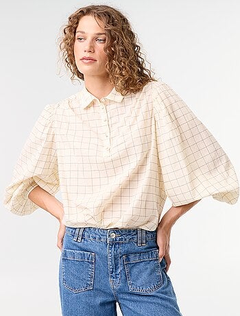 Camisa com gola abotoada