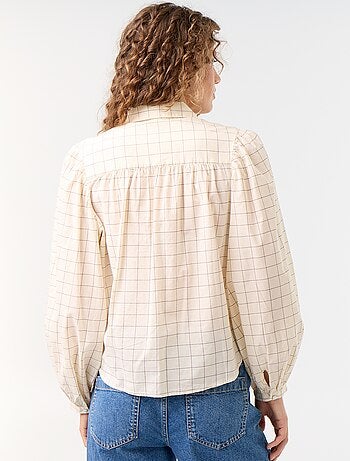 Camisa com gola abotoada