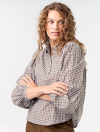 Camisa com gola abotoada