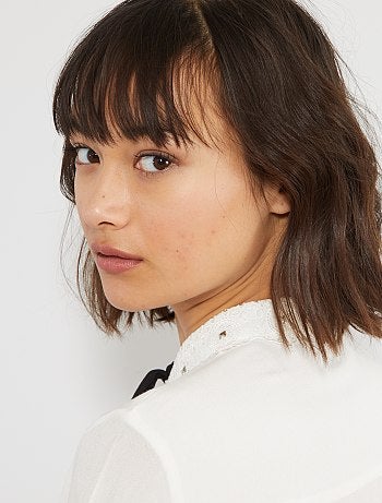 Camisa com gola bordada e com laço - Kiabi