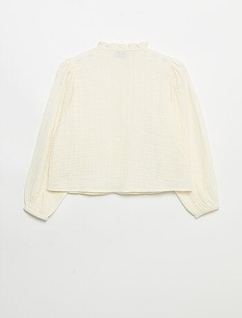 Camisa com gola com folhos e bordados