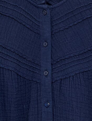 Camisa com gola com folhos e bordados