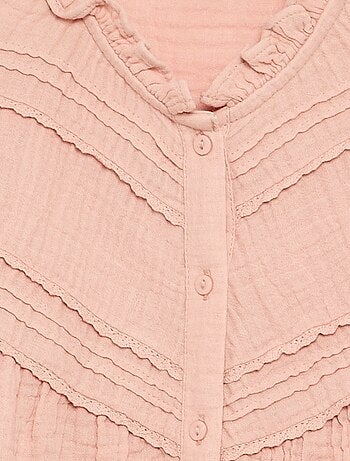 Camisa com gola com folhos e bordados