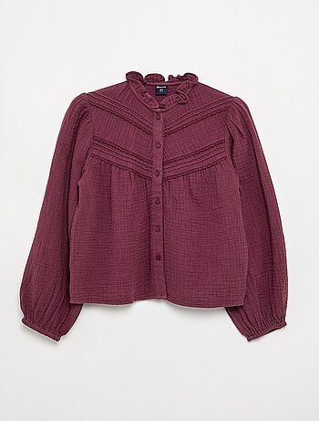 Camisa com gola com folhos e bordados