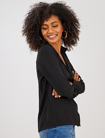 Camisa com gola plana e bolso frontal - Kiabi