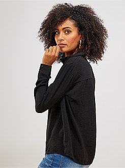 Camisa com gola plana e bolso frontal - Kiabi