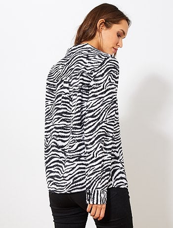 Camisa com gola plana e bolso frontal - Kiabi