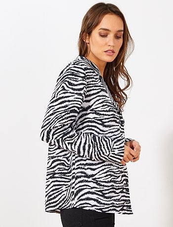 Camisa com gola plana e bolso frontal - Kiabi