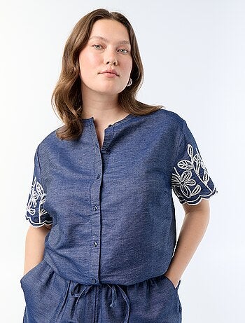 Camisa com mangas bordadas