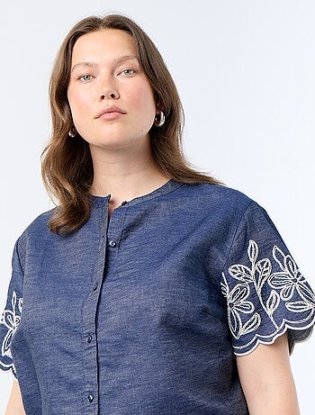 Camisa com mangas bordadas