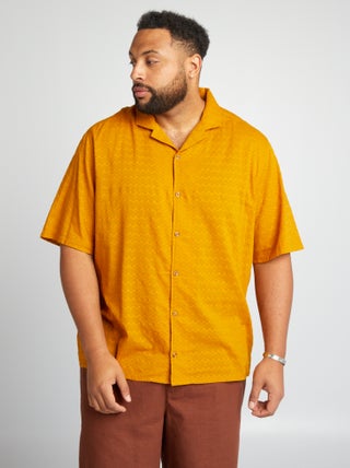 Camisa com motivos em relevo