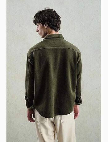 Camisa comfort fit texturizada de manga comprida com bordado giesto