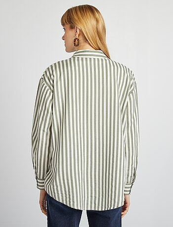 Camisa comprida com bolso frontal com 20% de linho