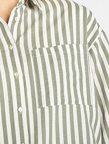 Camisa comprida com bolso frontal com 20% de linho