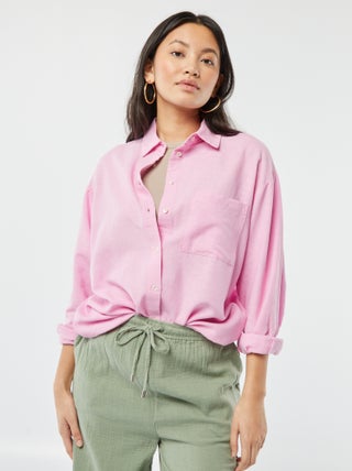 Camisa comprida com bolso frontal com 20% de linho