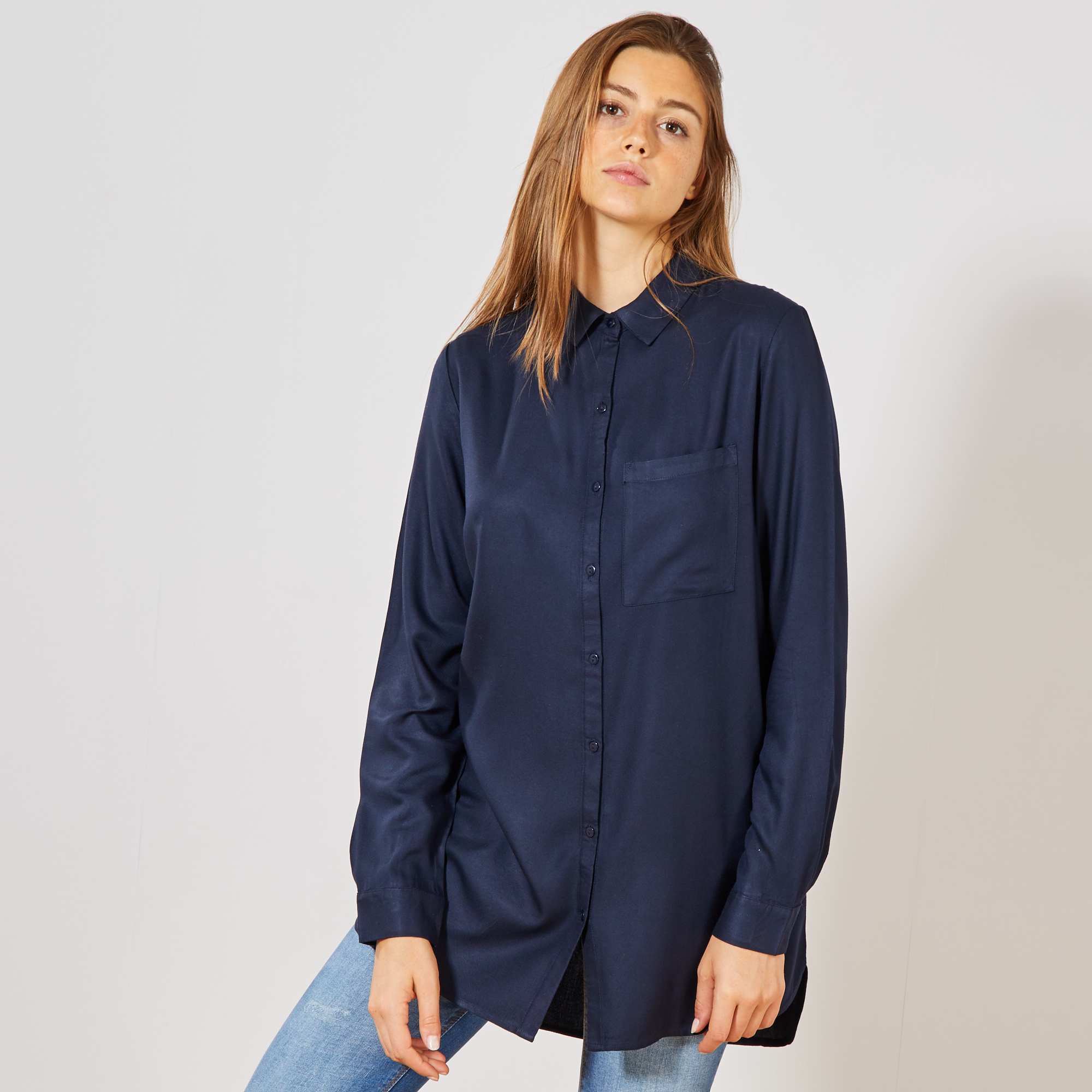 camisa azul marinho com calça preta