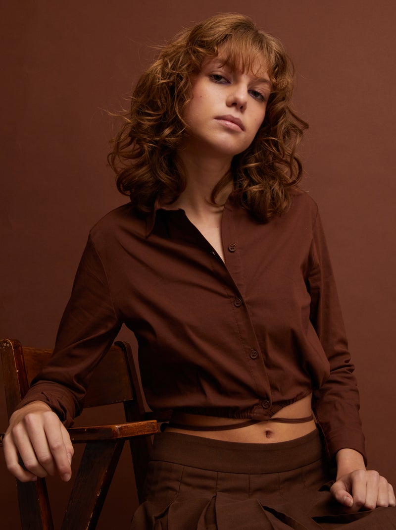 Camisa crop com atilho à volta da cintura CASTANHO - Kiabi