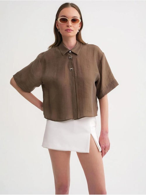 Camisa crop de manga curta com acessórios em pedra mixray - Kiabi Camisa crop de manga curta com acessórios em pedra mixray - Kiabi