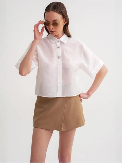Camisa crop de manga curta com acessórios em pedra mixray - Kiabi Camisa crop de manga curta com acessórios em pedra mixray - Kiabi