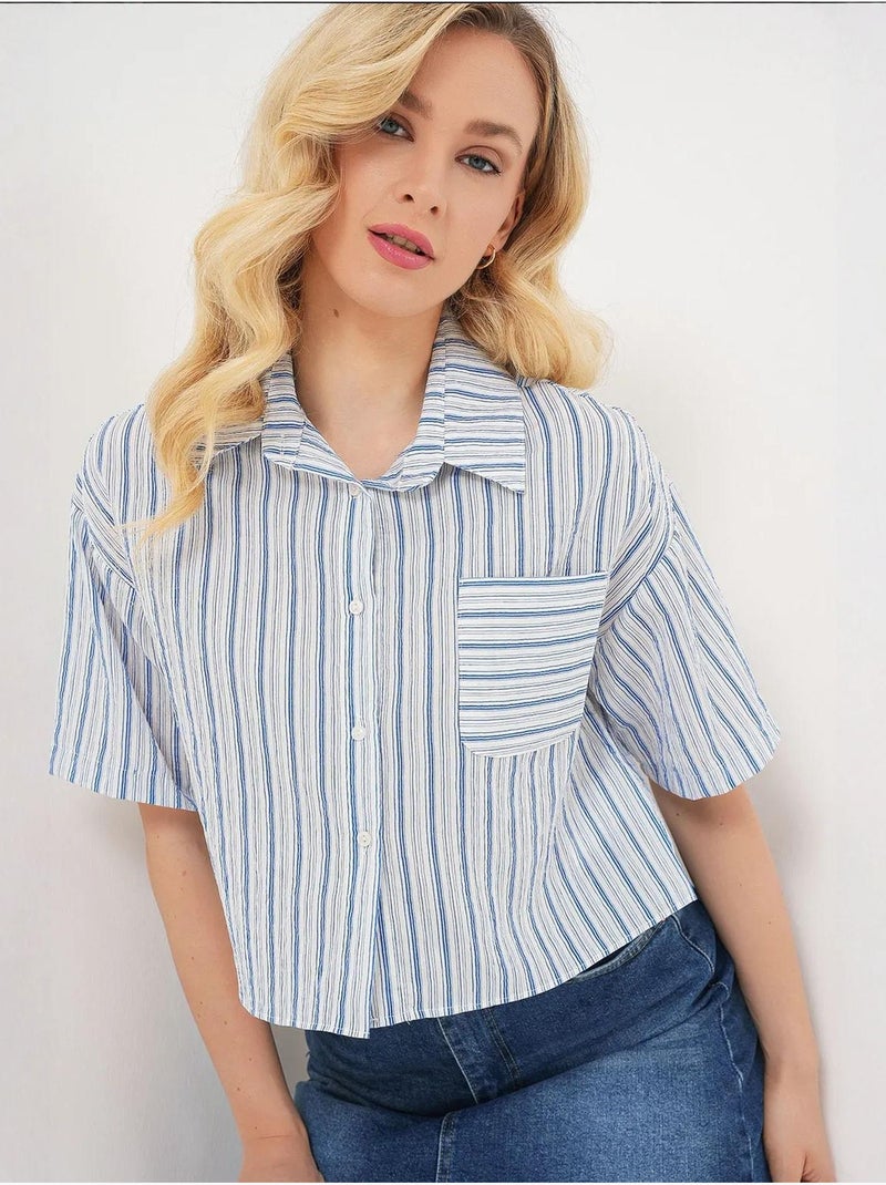 Camisa cropped às riscas com bolso bdart Azul claro - Kiabi
