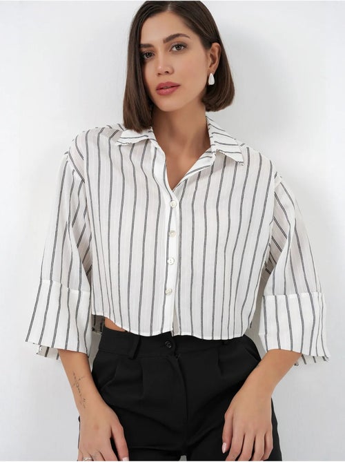 Camisa cropped às riscas oversized com fecho de botões bdart - Kiabi Camisa cropped às riscas oversized com fecho de botões bdart - Kiabi