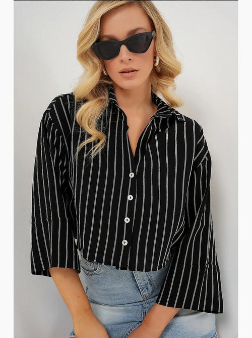 Camisa cropped às riscas oversized com fecho de botões bdart - Kiabi Camisa cropped às riscas oversized com fecho de botões bdart - Kiabi