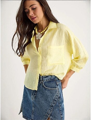 Camisa cropped às riscas texturadas com fecho de botões e bolso lucci