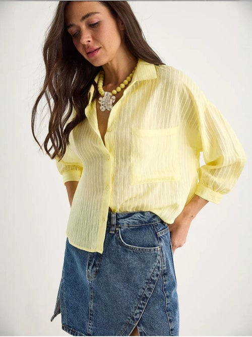 Camisa cropped às riscas texturadas com fecho de botões e bolso lucci - Kiabi Camisa cropped às riscas texturadas com fecho de botões e bolso lucci - Kiabi