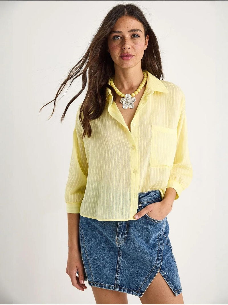 Camisa cropped às riscas texturadas com fecho de botões e bolso lucci Amarelo-limão - Kiabi