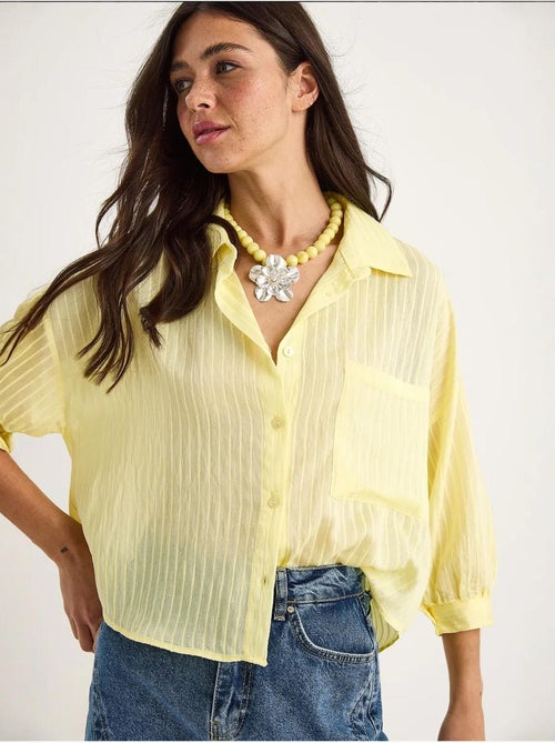 Camisa cropped às riscas texturadas com fecho de botões e bolso lucci - Kiabi Camisa cropped às riscas texturadas com fecho de botões e bolso lucci - Kiabi