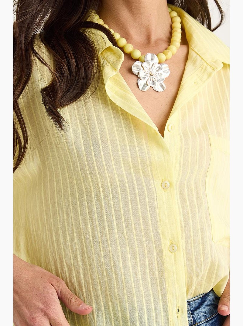 Camisa cropped às riscas texturadas com fecho de botões e bolso lucci Amarelo-limão - Kiabi