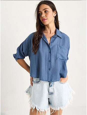 Camisa cropped às riscas texturadas com fecho de botões e bolso lucci