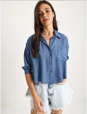 Camisa cropped às riscas texturadas com fecho de botões e bolso lucci