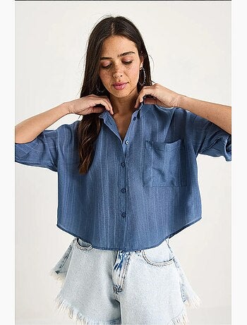 Camisa cropped às riscas texturadas com fecho de botões e bolso lucci