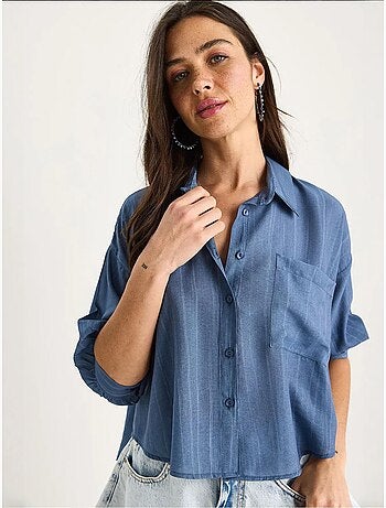 Camisa cropped às riscas texturadas com fecho de botões e bolso lucci