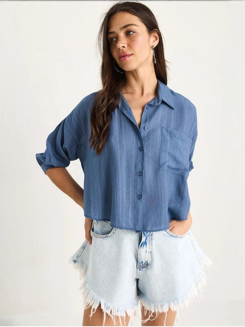 Camisa cropped às riscas texturadas com fecho de botões e bolso lucci - Kiabi