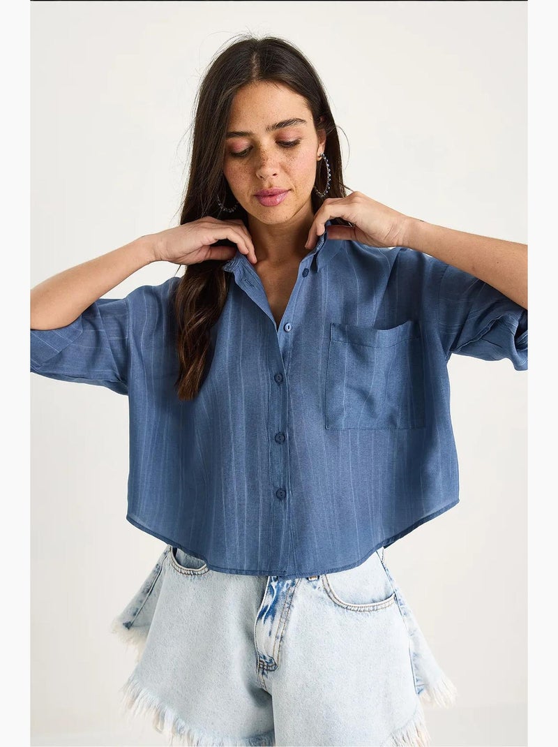 Camisa cropped às riscas texturadas com fecho de botões e bolso lucci Azul-elétrico - Kiabi
